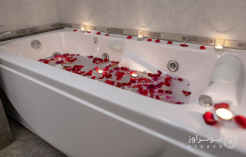 حمام اتاق ماه عسل هتل قصر طلایی مشهد